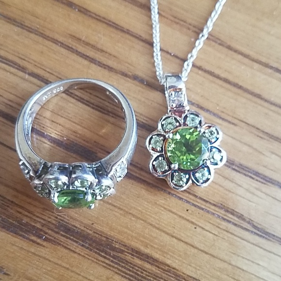 Gorgeous flower Necklace/Earrings/Ring set - Picture 4 of 4